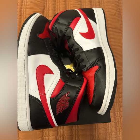 Jordan Air Jordan 1 Mid EUC - Picture 2 of 8